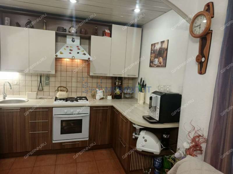 трёхкомнатная квартира на улице Александра Хохлова дом 21