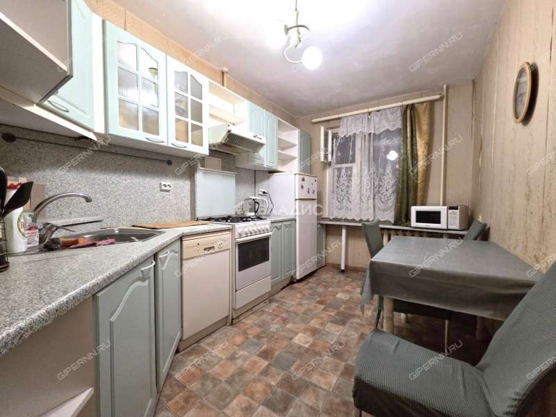 трёхкомнатная квартира на улице Верхнепечёрская дом 9