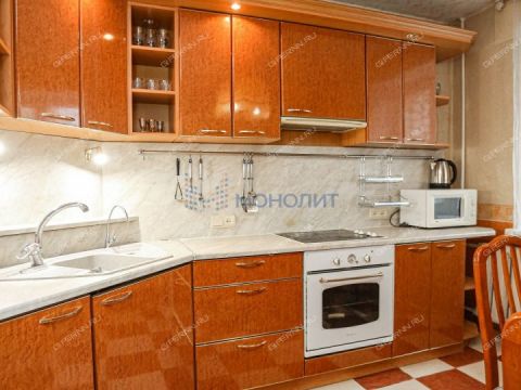 3-komnatnaya-ul-vyatskaya-d-3 фото