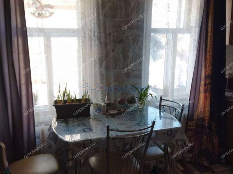 дом на Центральной улице село Дубское