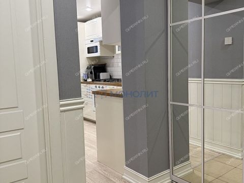 4-komnatnaya-ul-strokina-d-18 фото