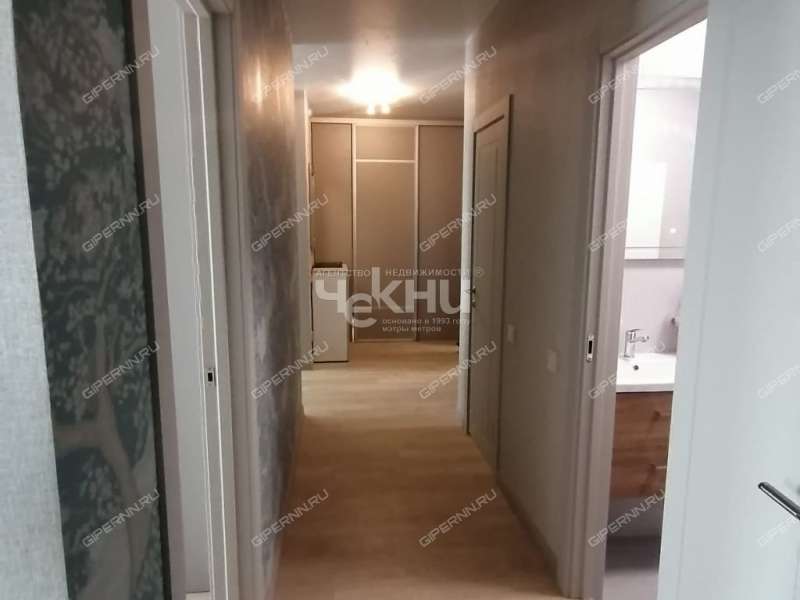 трёхкомнатная квартира в новостройке на улице Сергея Акимова